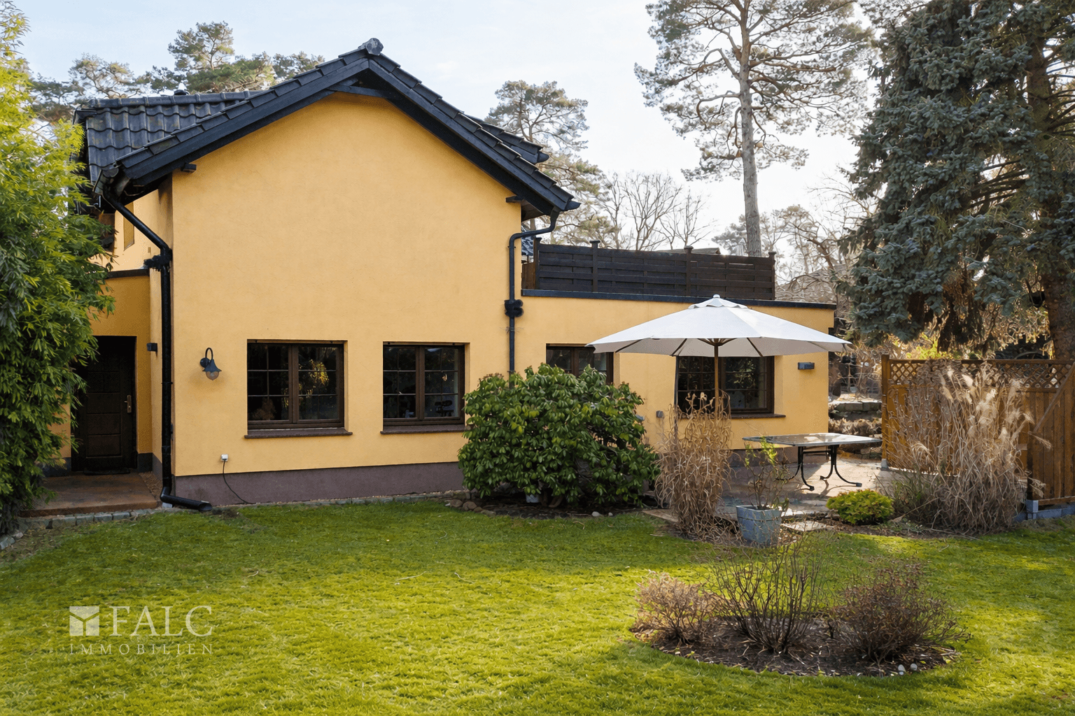 Haus vom Garten (Frühling)